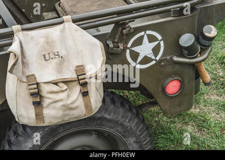 Immagine ravvicinata di una jeep WW2 dell'esercito americano che mostra granate tedesche catturate insieme a una borsa di munizioni in tela per tenere munizioni di piccolo calibro. Foto Stock
