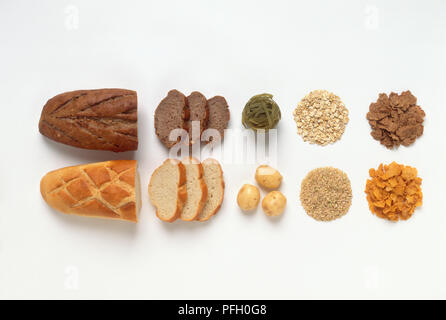 Buone fonti di carboidrati, fibre e amido incluso il pane di patate, cereali, cereali per la prima colazione e patate Foto Stock