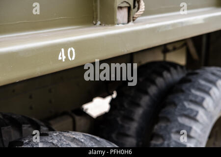 Primo piano di un numero di 40 PSI che indica la pressione degli pneumatici per le ruote grandi viste su questo camion restaurato dell'esercito degli Stati Uniti della seconda guerra mondiale. Foto Stock