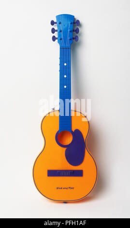 Chitarra giocattolo con la maniglia blu Foto Stock