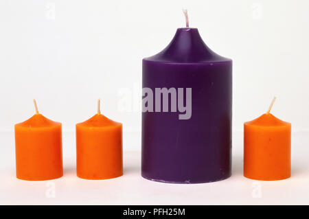 Candele con dritto bianco, intatto, incombusto stoppino, vista frontale. Foto Stock