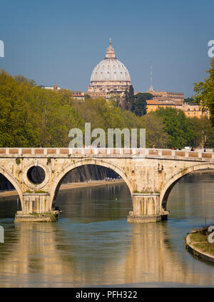 Roma, Italia. Sisto Bridge (Ponte Sisto) attraversando il fiume Tevere. Cupola di San Pietro sullo sfondo. Foto Stock