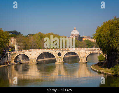 Roma, Italia. Sisto Bridge (Ponte Sisto) attraversando il fiume Tevere. Cupola di San Pietro sullo sfondo. Foto Stock