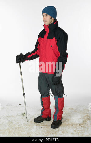 Uomo con bastone e indossando hat Foto Stock