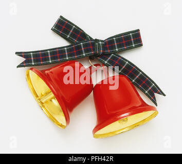 Due rosso e oro campane legate insieme ad una verifica nastro verde Foto Stock