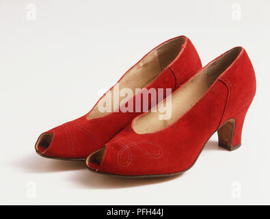 Coppia di a tacco alto open-toed red scarpe scamosciate, vista laterale Foto Stock