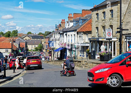 L uomo sulla mobilità scooter, Pickering town,North Yorkshire, Inghilterra, Regno Unito Foto Stock