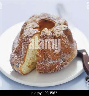 Kugelhopf con una sezione tagliata a fette, ad alto angolo di visione Foto Stock