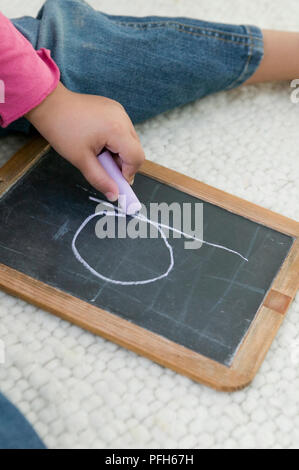 Per bambini la scrittura a mano la lettera "b" in gesso su lavagna tablet, close-up Foto Stock