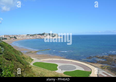 Pomeriggio Passeggiata a Filey spiaggia in luglio. Foto Stock