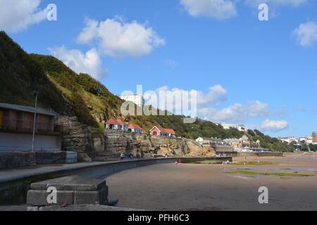 Pomeriggio Passeggiata a Filey spiaggia in luglio. Foto Stock