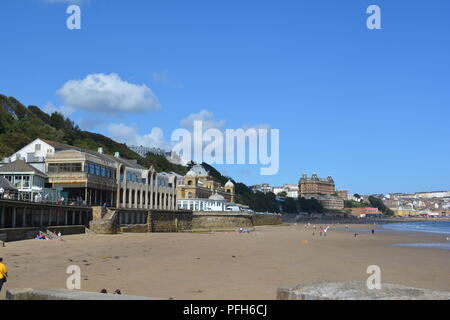 Pomeriggio Passeggiata a Filey spiaggia in luglio. Foto Stock