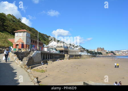 Pomeriggio Passeggiata a Filey spiaggia in luglio. Foto Stock