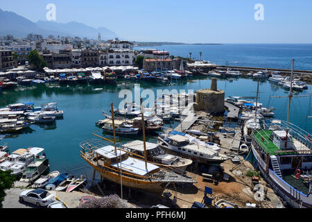 Kyrenia la vista del porto dalla torre veneziana di Kyrenia Castello, Kyrenia (Girne), Repubblica Turca di Cipro del Nord Foto Stock
