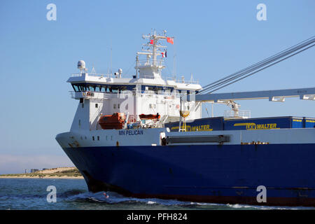 Poole, Dorset, Inghilterra - Giugno 02 2018: nave portacontainer MN Pelican, un RO-RO nave da carico che viaggia tra Poole e Bilbao, vele al di fuori del porto di Poole Harbou Foto Stock