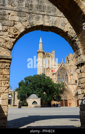 St Nicholas Cathedral (Lala Mustafa Pasha Moschea) nella vecchia città di Famagosta (Gazimagusa) nella Repubblica Turca di Cipro del Nord Foto Stock