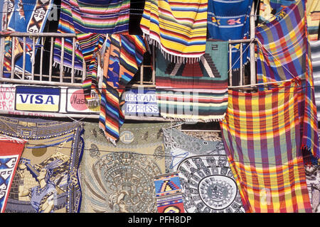 Un negozio di souvenirs vicino le rovine Maya di Coba in provincia di Quintana Roo in Messico in America centrale. Messico, Coba, Gennaio 2009. Foto Stock