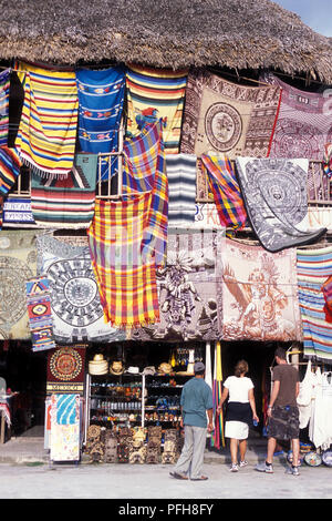 Un negozio di souvenirs vicino le rovine Maya di Coba in provincia di Quintana Roo in Messico in America centrale. Messico, Coba, Gennaio 2009. Foto Stock