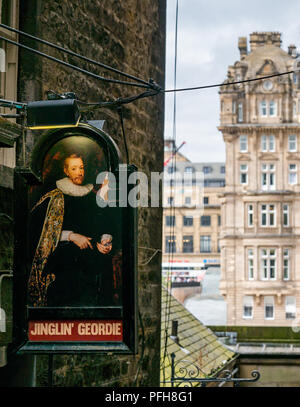 Segno di pub per Jinglin Geordie pub nel vicolo, Fleshmarket Close, Edimburgo, Scozia, con Rocco Forte Balmoral Hotel Foto Stock