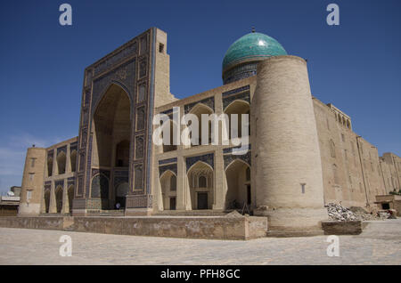 Madrasah Mir-i paesi arabi in estate vista giorno, Buxoro. Uzbekistan Foto Stock