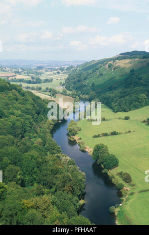 Gran Bretagna, Inghilterra, Herefordshire, Wye Valley, arial vista della valle boscosa vicino a Ross, con il fiume che scorre attraverso di essa. Foto Stock