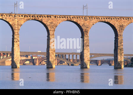 Gran Bretagna, Inghilterra, Northumberland, Berwick-upon-Tweed, vista di tre ponti, con viadotto del tipo del XIX secolo Royal ponte di frontiera in primo piano, close-up Foto Stock