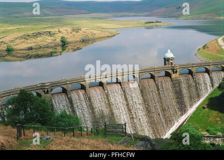 La Gran Bretagna, il Galles, Elan Valley. un lago artificiale che fa parte della catena originale di serbatoi. Foto Stock