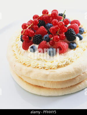 Vacherin with cream and fresh berries, strawberries, raspberries, black berries, red berries, red currents. Foto Stock