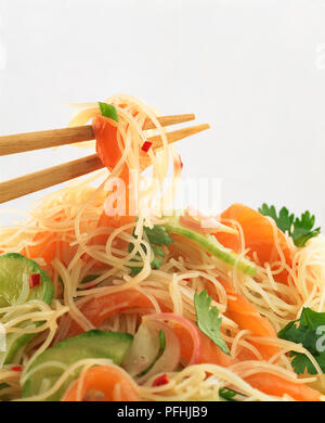 Tagliatelle e altri ortaggi appesi da bacchette. Foto Stock