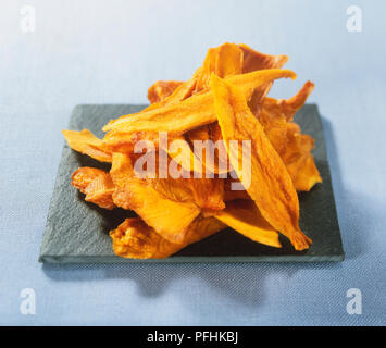 Fette di mango essiccato impilati in una pila, vista frontale. Foto Stock