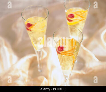 Orange cocktails di champagne in tre bicchieri. Foto Stock
