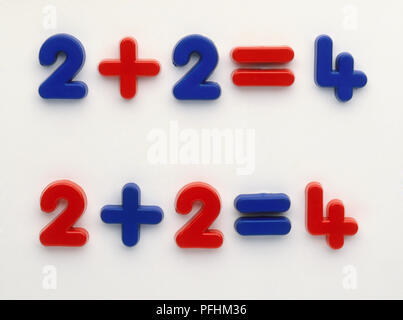 Inoltre, 2 più 2 è uguale a 4, i numeri e i simboli matematici in blu e rosso. Foto Stock