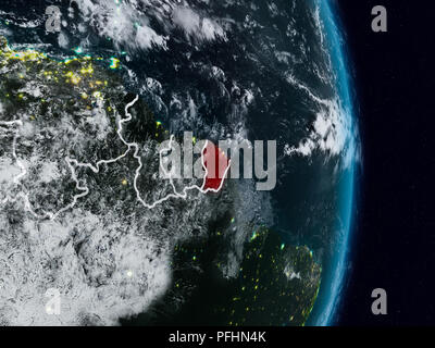 Guiana francese dallo spazio sul pianeta terra di notte con visibili i confini del paese. 3D'illustrazione. Gli elementi di questa immagine fornita dalla NASA. Foto Stock