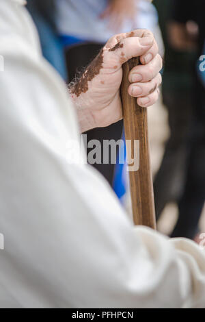 Close up old man mano e bastone da passeggio, uomo vecchio tenendo un di legno bastone. Foto Stock