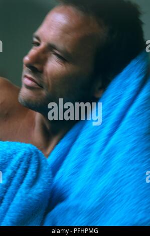 L uomo stesso di asciugatura con un asciugamano, headshot Foto Stock
