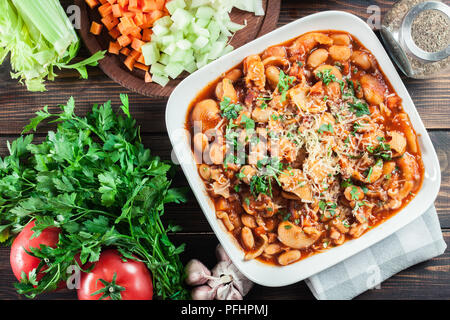 La Pasta e fagioli - pasta con fagioli e formaggio parmigiano. Piatto italiano Foto Stock