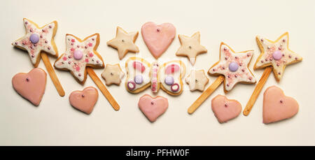Assortimento di star a forma di cuore biscotti, decorata con glassa di colore rosa. Foto Stock