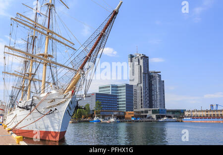 Formazione polacca Tall Ship Dar Pomorza ormeggiata al porto di Gdynia come una nave museo. Sulle rive della baia è il grattacielo torri del mare dal 2009 Foto Stock