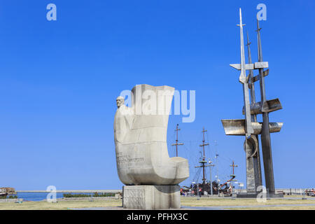 Gdynia - due monumenti situato su South Pier. Monumento a scrittore polacco Joseph Conrad e monumento 'gioco dei montanti' Foto Stock