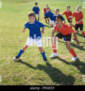 I giocatori in attesa per un calcio d'angolo accanto all'obiettivo della bocca, difensori utilizzando l uomo la marcatura Foto Stock