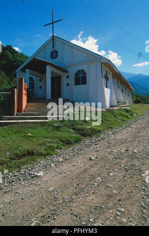 America centrale, Costa Rica, Zona Sud, San Gerardo De Rivas, pietra carreggiata in esecuzione attraverso il villaggio, passato chiesa, con la Valle del Rio Chirripo in distanza, basso angolo di visione Foto Stock