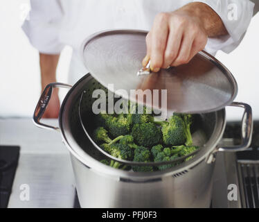 Immissione in commercio di un coperchio su un battello a vapore contenente broccoli Foto Stock