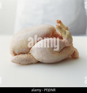 Tutto il pollo crudo, vista laterale Foto Stock