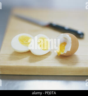 Dimezzato hard e soft-uova sode sul tagliere, close up Foto Stock