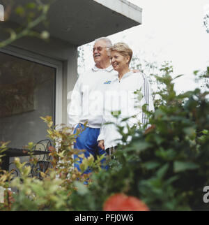 Coppia matura in piedi fuori casa Foto Stock