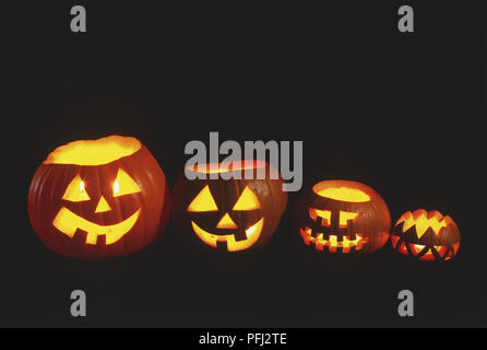 Quattro lit zucca di Halloween-testa lanterne, vista frontale Foto Stock