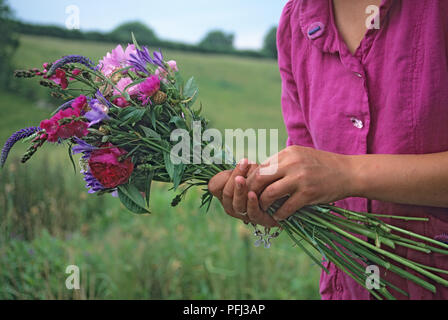 Donna che mantiene un mazzo di fiori selvatici freschi Foto Stock