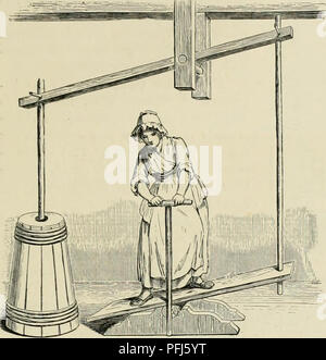 Questa immagine illustra il processo di sgranatura e lavorazione del burro, un metodo tradizionale praticato nelle aziende lattiero-casearie, in particolare nel sud dell'Olanda. Il processo prevede lo sgranamento del latte, con la cagliata che affonda fino al fondo, per produrre formaggio come il Komynde Kaas. Il burro viene lavorato con cura e modellato prima dell'imballaggio. Foto Stock