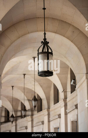 Gli archi e le lanterne pendenti presso il Triangolo Federale alla fermata della metro e Ronald Reagan Building in Washington, DC. Foto Stock