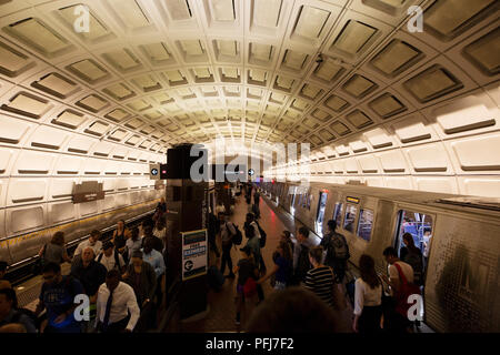 Un treno arriva nella stazione di unione della fermata della metropolitana di Washington, DC, Stati Uniti d'America. Foto Stock